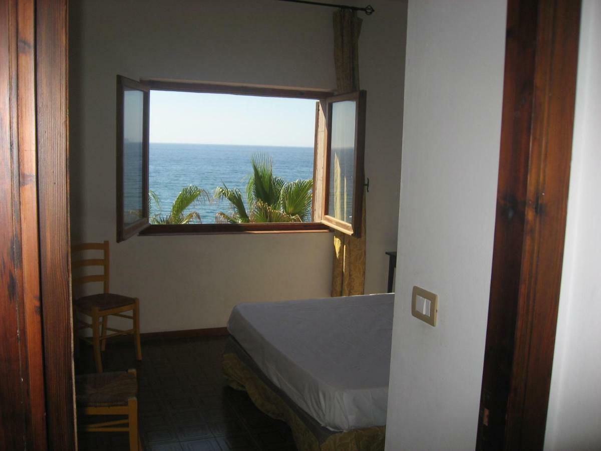 Waterfront Apartments Bosa Porto Alabe Bagian luar foto