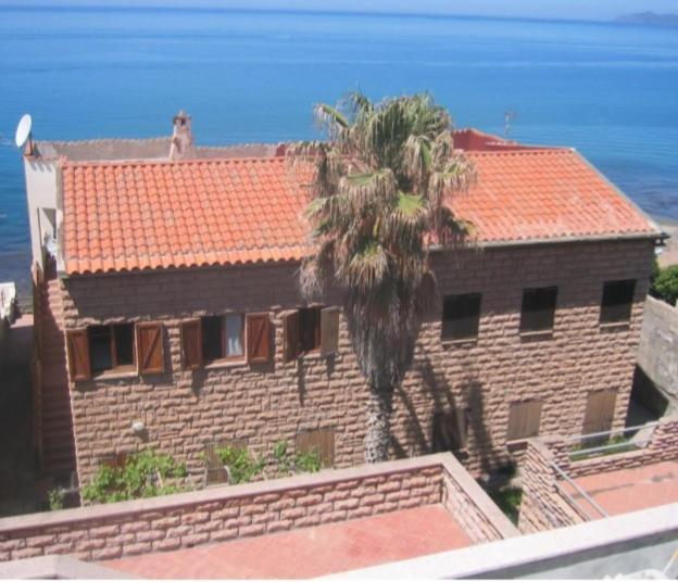 Waterfront Apartments Bosa Porto Alabe Bagian luar foto